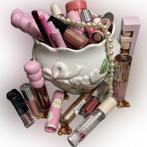 Gloss & Glow Beauty Bundle 💋includes skin, lip, hand & hair care 5 + items 🎀